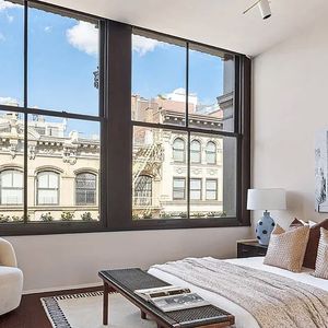 Thierry Henry, légende du football français, a mis en vente son luxueux penthouse de New York, acheté en 2010 au moment de sa signature aux Red Bulls, contre 25 millions de dollars (22 millions d'euros). Photo par Sotheby's via Bestimage