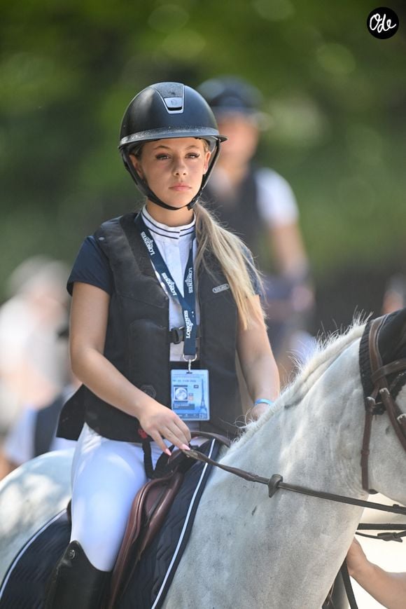 Giulia Sarkozy sur Valentine Du Delta au Prix Kids Cup Décathlon de la 12ème édition Longines Paris Eiffel Jumping au pied de la Tour Eiffel sur le Champ-de-Mars à Paris, France. Crédit Perusseau-Veeren/Bestimage