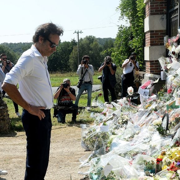 Anthony Delon et son demi-frère Alain-Fabien découvrent les hommages devant les grilles de la propriété de Douchy, quelques heures avant les obsèques de leur père, A.Delon, le 24 août 2024. © Agence / Bestimage