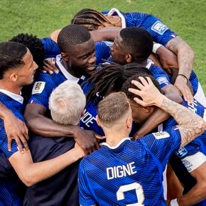 Il adresse également de chaleureux remerciements à ses coéquipiers, à Didier Deschamps ainsi qu'à l'ensemble du staff technique.

L'équipe de France, en partie réunie, durant le match France-Suède, le 30 juin, à l'occasion de la Coupe du monde 2026.

© Bestimage