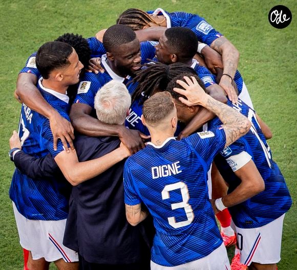 Il adresse également de chaleureux remerciements à ses coéquipiers, à Didier Deschamps ainsi qu'à l'ensemble du staff technique.

L'équipe de France, en partie réunie, durant le match France-Suède, le 30 juin, à l'occasion de la Coupe du monde 2026.

© Bestimage