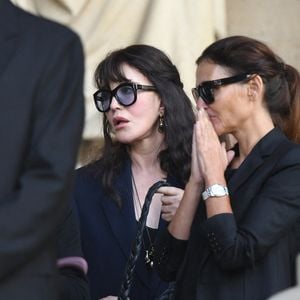 Isabelle Adjani et Virginie Ledoyen - Personnalités aux obsèques de Jean-Paul Rappeneau en l’église Saint-Sulpice à Paris le 10 septembre 2026 ©Agence/Bestimage