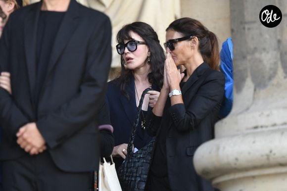 Isabelle Adjani et Virginie Ledoyen - Personnalités aux obsèques de Jean-Paul Rappeneau en l’église Saint-Sulpice à Paris le 10 septembre 2026 ©Agence/Bestimage