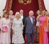 Ce mercredi 30 avril 2025, Charles III s'est exprimé dans une longue lettre
Le roi Charles III et la reine Camilla posent pour une photo avec Lorraine Kelly et des membres de la chorale Change + Check lors d'une réception au palais de Buckingham, à Londres, pour célébrer les initiatives communautaires de sensibilisation au cancer et de soutien aux personnes qui en sont atteintes. 30 avril 2025. Photo par Yui Mok/PA Wire/ Abaca