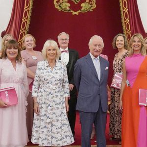 Ce mercredi 30 avril 2025, Charles III s'est exprimé dans une longue lettre

Le roi Charles III et la reine Camilla posent pour une photo avec Lorraine Kelly et des membres de la chorale Change + Check lors d'une réception au palais de Buckingham, à Londres, pour célébrer les initiatives communautaires de sensibilisation au cancer et de soutien aux personnes qui en sont atteintes. 30 avril 2025. Photo par Yui Mok/PA Wire/ Abaca