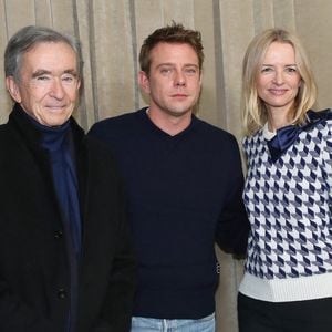 Bernard Arnault, Jonathan Anderson (Directeur Artistique de Dior) et Delphine Arnault (Présidente de Dior) au Greeting du défilé Dior "Collection Homme Prêt-à-Porter Automne/Hiver 2026-2027" lors de la Fashion Week de Paris (PFW) au musée Rodin, à Paris, France, le 21 janvier 2026. © Bertrand Rindoff/Bestimage