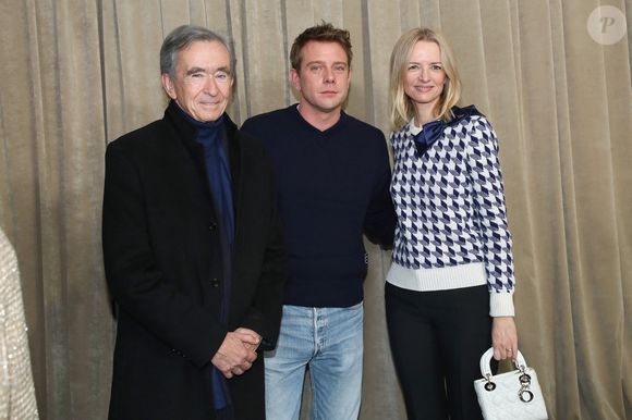 Bernard Arnault, Jonathan Anderson (Directeur Artistique de Dior) et Delphine Arnault (Présidente de Dior) au Greeting du défilé Dior "Collection Homme Prêt-à-Porter Automne/Hiver 2026-2027" lors de la Fashion Week de Paris (PFW) au musée Rodin, à Paris, France, le 21 janvier 2026. © Bertrand Rindoff/Bestimage