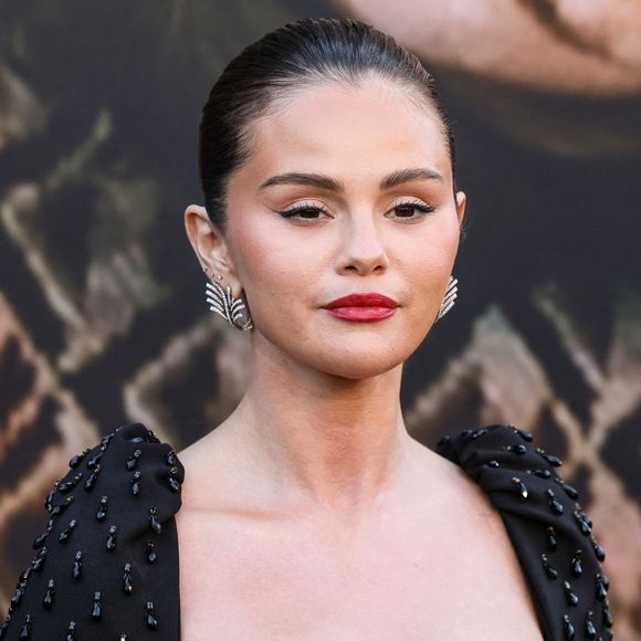 Selena Gomez, par la voix de son avocat via un communiqué de presse, réfute en bloc l'intégralité des accusations. 

Selena Gomez au photocall de la première du documentaire "Marty, Life Is Short" à l'Egyptian Theatre de Los Angeles, Califirnie, Etats-Unis, le 6 mai 2026. © Xavier Collin/Image Press Agency/Backgrid/Bestimage