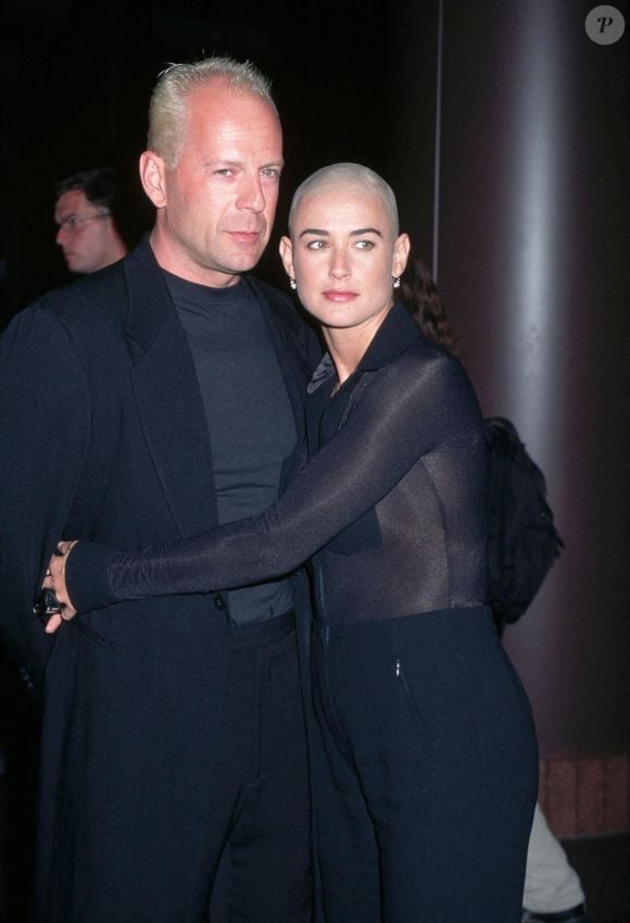 Celle qui fut l'une des actrices les mieux payées d'Hollywood était tombée en désuétude

Demi Moore avec ses bras autour de son mari Bruce Willis. Photography, Bestof, Ar Photo by Alamy/ABACAPRESS.COM