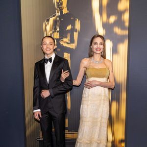 "La vie m’a un peu brisée", reconnaît-elle, avant d’ajouter qu’elle ressent aujourd’hui le besoin de se reconnecter à ce qu’elle était auparavant. 

Knox Jolie-Pitt et Angelina Jolie arrivent aux 15e Governors Awards dans la Ray Dolby Ballroom à Ovation Hollywood le dimanche 17 novembre 2024. AMPAS via Grosby / Bestimage