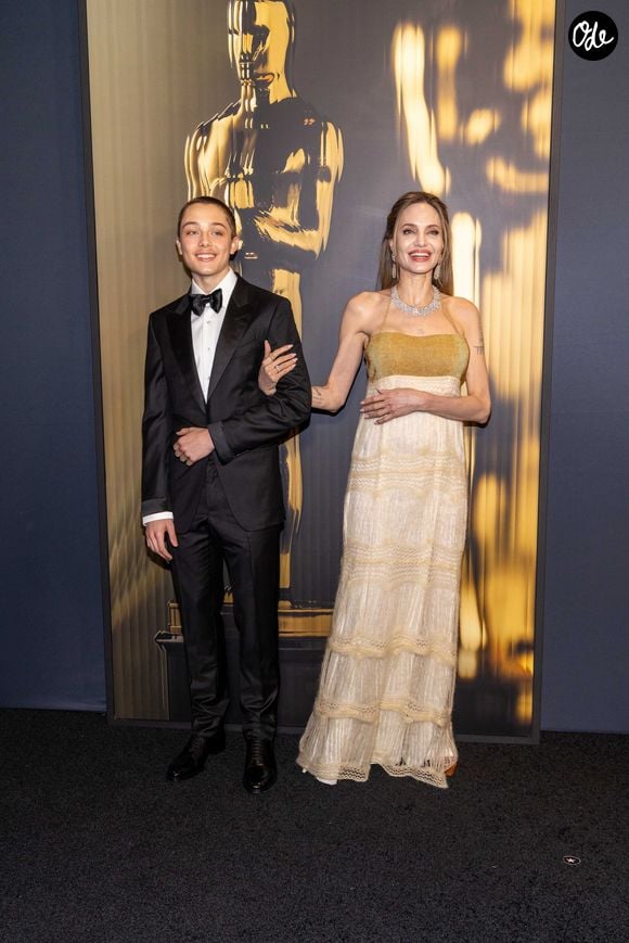 "La vie m’a un peu brisée", reconnaît-elle, avant d’ajouter qu’elle ressent aujourd’hui le besoin de se reconnecter à ce qu’elle était auparavant. 

Knox Jolie-Pitt et Angelina Jolie arrivent aux 15e Governors Awards dans la Ray Dolby Ballroom à Ovation Hollywood le dimanche 17 novembre 2024. AMPAS via Grosby / Bestimage