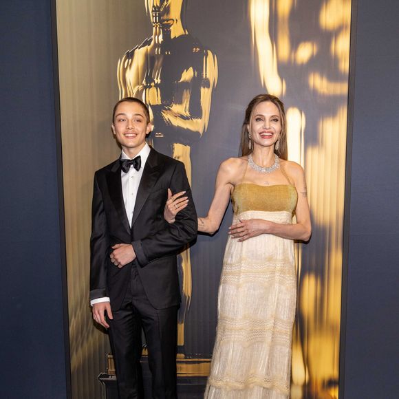 "La vie m’a un peu brisée", reconnaît-elle, avant d’ajouter qu’elle ressent aujourd’hui le besoin de se reconnecter à ce qu’elle était auparavant. 

Knox Jolie-Pitt et Angelina Jolie arrivent aux 15e Governors Awards dans la Ray Dolby Ballroom à Ovation Hollywood le dimanche 17 novembre 2024. AMPAS via Grosby / Bestimage