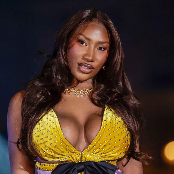 Ce soir-là, la star a fait monter sa mère sur scène devant 70 000 spectateurs. 

Aya Nakamura - Arrivées au Grand Dîner du Louvre 2026 à Paris pendant la fashion week Prêt à Porter femme automne/hiver 2026-2027 (PFW)
© Olivier Borde / Bestimage