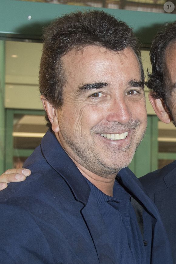 Quand il séjourne à Paris, le businessman pose ses valises dans la mythique Villa Montmorency, située dans le très chic 16e arrondissement. 

Exclusif - Arnaud Lagardère - J. Lagardère (J.Foret) en séance de dédicaces à la Fnac des Ternes pour sa BD "Amber Blake" , à Paris
© Pierre Perusseau / Bestimage
