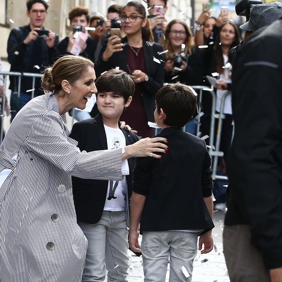 Celine Dion quitte l'hôtel Royal Monceau avec ses enfants et prend un jet privé au Bourget le 10 août 2017. (Agence/Bestimage).