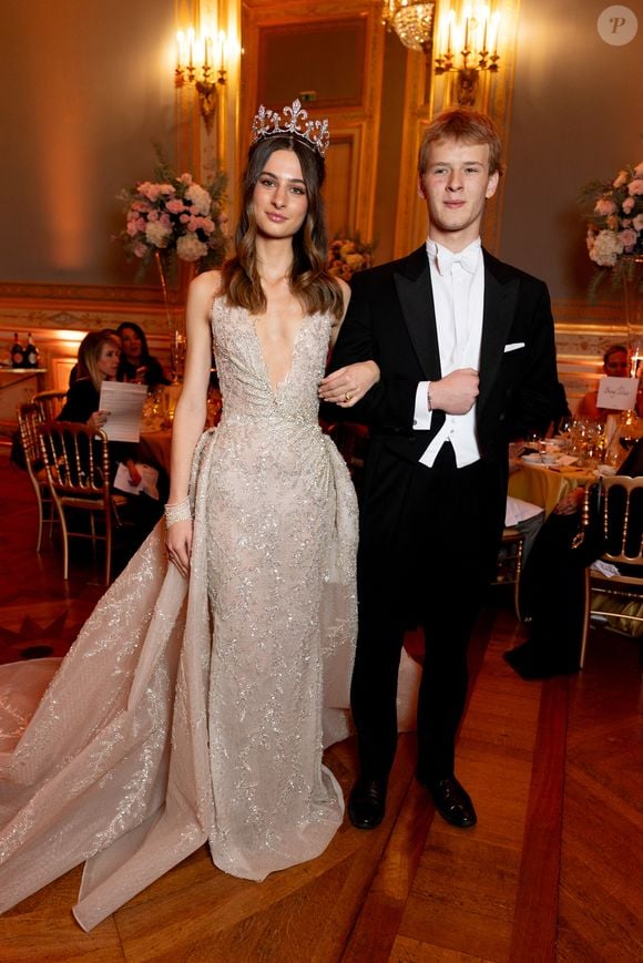 Le jeune homme n'a fait que quelques apparitions publiques.

La princesse Eulalia d’Orléans Bourbon ( robe Tony Ward ) et son cavalier Albert Windsor - - Défilé au Bal 2025 des débutantes à l’hôtel Shangri-La Paris le 29 novembre 2025. Photo par Le Bal / Moreau / Borde / Bestimage