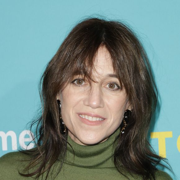 En maquillage, elle se concentre sur les yeux, qu’elle aime intensifier avec du noir profond, laissant le reste du visage naturel.

Charlotte Gainsbourg à la première de la série "Etoile" de Prime Video à la Galerie Bourbon à Paris le 23 avril 2025. © Coadic Guirec / Bestimage