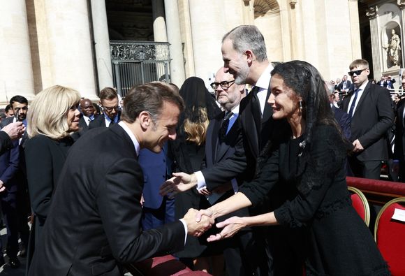 Et leurs grands amis que sont Brigitte et Emmanuel Macron 
Le président français Emmanuel Macron, Brigitte Macron, Le roi Felipe VI et la reine Letizia d’Espagne - Les dirigeants et les têtes couronnées, venus du monde entier, assistent aux funérailles du pape François sur la place Saint-Pierre au Vatican à Rome, le 26 avril 2025. LALO YASKY / BESTIMAGE