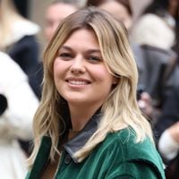Look rock pour Louane, elle réinvente le style des années 2000 : on adore sa veste Miu-Miu