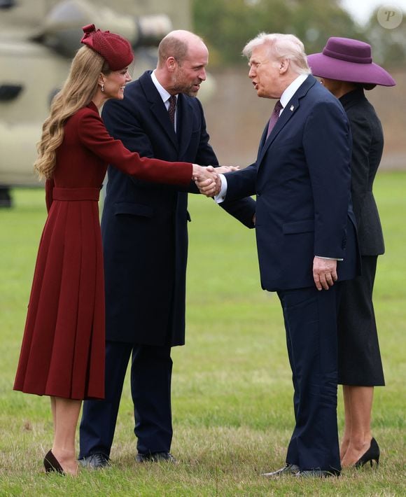 Le président Trump est accueilli par le prince et la princesse de Galles (Le prince William, prince de Galles, et Catherine (Kate) Middleton, princesse de Galles)  (Le prince William, prince de Galles, et Catherine (Kate) Middleton, princesse de Galles)  à son arrivée au château de Windsor avec la Première dame, lors de sa deuxième visite d'État au Royaume-Uni, à Windsor, dans le Berkshire, au Royaume-Uni, le 17 septembre 2025.
