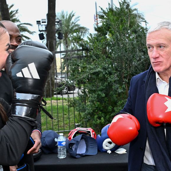 Clôture de l'opération de collecte de fonds "Pièces Jaunes", destinée à améliorer la vie des enfants hospitalisés, au Jardin Albert 1er, à Nice, France, le 7 février  2025, en présence de la Première dame française, Brigitte Macron, la présidente de la Fondation Hôpitaux de Paris-Hôpitaux de France, du sélectionneur de l'équipe de France de football, Didier Deschamps le parrain de l'opération Pièces Jaunes, de Christian Estrosi, le maire de Nice, sa femme, Laura Tenoudji Estrosi, d'Anne Barrère, la vice-présidente de la Fondation Hôpitaux de Paris-Hôpitaux de France, Philippe Wahl, le président-directeur général du Groupe La Poste, de José Cobos, ancien capitaine de l'OGC Nice et conseiller municipal de la ville de Nice délégué à l'évènementiel sportif, et du compositeur du morceau caritatif "Les P'tits Soleils", l'hymne des Pièces Jaunes, John Mamann. Ce titre a été chanté sur la scène par Eugie, Sab, Julien Esmée, Vernis Rouge... et les personnalités. Mme Macron et Didier Deschamps ont fait, comme à leur habitude, le tour des diffèrents stands des associations et des partenaires, comme Carrefour, la Fondrtion Lenval, le CHU, la Poste et la Banque de France où ils ont fait la pesée des pièces jaunes... mais l'arrêt le plus surprenant fut sur le stand du Nice Azur Boxe où le coach des Bleus et Mme Macron n'ont pas hésité à mettre les gants pour quelques échanges avec les boxeurs présents.  © Bruno Bebert/Bestimage