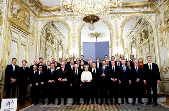 Et a également investi de l'argent dans des sex-shops. 

Le président Français, Emmanuel Macron, Ursula von der Leyen, la présidente de la Commission Européenne, Olaf Scholz, Chancelier fédéral d'Allemagne, Kyriákos Mitsotákis, Premier ministre Grec, John Elkann, Maurice Lévy, Xavier Niel, Rodolphe Saadé...    - Photo de famille dans le cadre du dîner de travail avec les chefs d' État et de gouvernement au Palais de l'Élysée lors du Sommet pour l'action sur l'intelligence artificielle (IA) à Paris le 10 février 2025.
© Dominique Jacovides / Bestimage