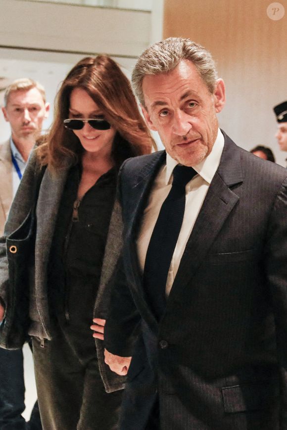 Nicolas Sarkozy et sa femme Carla Bruni - Dernier jour du procès du financement libyen de Sarkozy : ses avocats de l'ancien président vont plaider la relaxe, au tribunal de Paris, France, le 8 avril 2025. © Christophe Clovis/Bestimage
