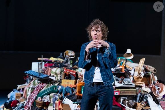 Exclusif - Alex Lutz dans son spectacle "Sexe, Grog et Rocking Chair" au théâtre de Verdure lors du 41ème Festival de Ramatuelle, le 5 aout 2025. © Cyril Bruneau / Festival de Ramatuelle / Bestimage