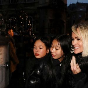 Exclusif - Laeticia Hallyday et son compagnon Jalil Lespert, accompagnés de Jade et Joy sont allés rendre visite au Manneken-Pis qui a été rhabillé en hommage à Johnny Hallyday à Bruxelles le 20 décembre 2022. © Dominique Jacovides / Bestimage