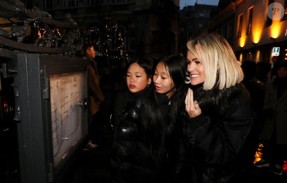 Exclusif - Laeticia Hallyday et son compagnon Jalil Lespert, accompagnés de Jade et Joy sont allés rendre visite au Manneken-Pis qui a été rhabillé en hommage à Johnny Hallyday à Bruxelles le 20 décembre 2022. © Dominique Jacovides / Bestimage