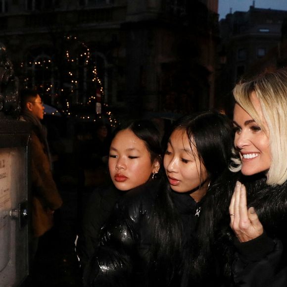 Exclusif - Laeticia Hallyday et son compagnon Jalil Lespert, accompagnés de Jade et Joy sont allés rendre visite au Manneken-Pis qui a été rhabillé en hommage à Johnny Hallyday à Bruxelles le 20 décembre 2022. © Dominique Jacovides / Bestimage