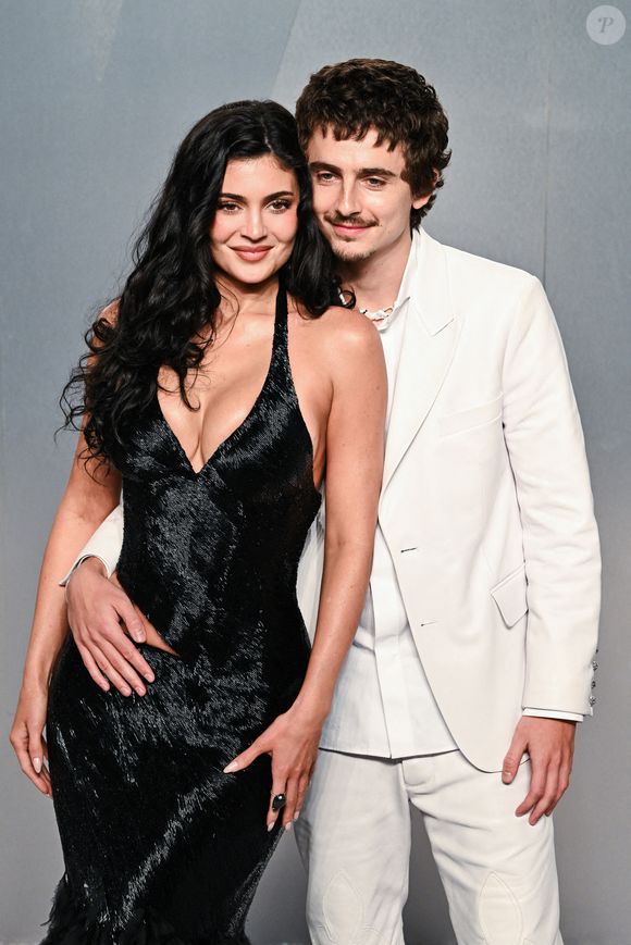 Kylie Jenner et Timothée Chalamet sur le tapis rouge de la soirée des Oscars 2026 de Vanity Fair qui s'est tenue au Los Angeles County Museum of Art à Los Angeles, CA, le 15 mars 2026. Photo par Anthony Behar/SPUS/ABACAPRESS.COM
