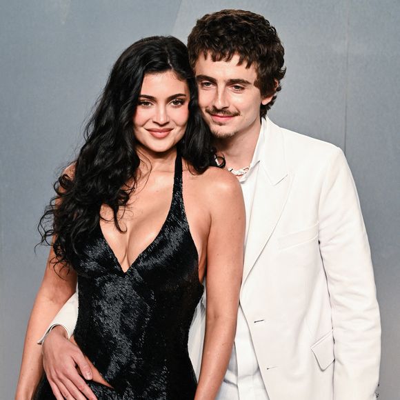 Kylie Jenner et Timothée Chalamet sur le tapis rouge de la soirée des Oscars 2026 de Vanity Fair qui s'est tenue au Los Angeles County Museum of Art à Los Angeles, CA, le 15 mars 2026. Photo par Anthony Behar/SPUS/ABACAPRESS.COM