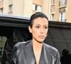 Très rapidement, Bianca Censori est devenue un phénomène. 

Kanye West (Ye) et sa femme Bianca Censori arrivent dans un studio photo lors de la semaine de la mode femme automne/hiver à Paris. Ye s'est affublé de son look désormais classique : cagoule intégrale, blouson noir et et chaussures noires. Tiziano Da Silva - Pierre Perusseau / Bestimage