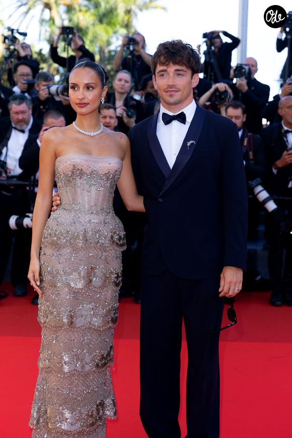 Elle privilégie une peau lumineuse grâce aux soins Rhode, dont les patchs contour des yeux et la Glazing Milk.

Charles Leclerc et sa femme Alexandra - Montée des marches du film " La vie d'une femme " lors du 79ème Festival International du Film de Cannes, le 13 mai 2026. © Olivier Borde / Bestimage