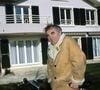 Notamment à Cologny, une commune qui se trouve au nord de Genève, au bord du lac Léman.
Archives - En Suisse, Charles Aznavour chez lui, dans sa maison de Cologny le 27 mars 1987.
Alain Canu via Bestimage