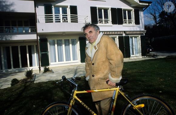 Notamment à Cologny, une commune qui se trouve au nord de Genève, au bord du lac Léman. 

Archives -  En Suisse, Charles Aznavour chez lui, dans sa maison de Cologny le 27 mars 1987.
Alain Canu via Bestimage