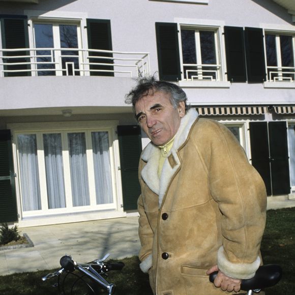 Notamment à Cologny, une commune qui se trouve au nord de Genève, au bord du lac Léman. 

Archives -  En Suisse, Charles Aznavour chez lui, dans sa maison de Cologny le 27 mars 1987.
Alain Canu via Bestimage