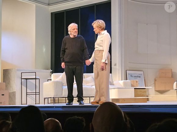 Exclusif - Muriel Robin et Pierre Arditi saluent le public à la fin de la dernière de la pièce « Lapin » au Théâtre Édouard VII à Paris. Le 6 Janvier 2024. 
© Bertrand Rindoff / Bestimage