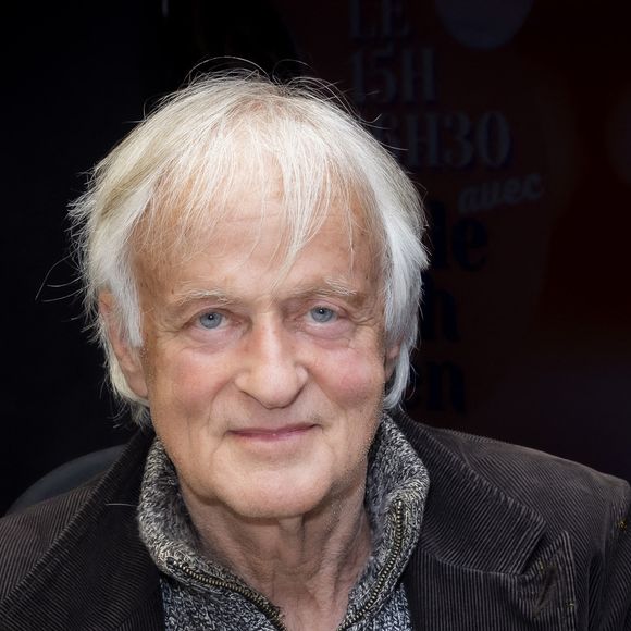 Plus tôt la cataracte est détectée et traitée, meilleure sera la vision ultérieure. Une opération qui, toujours selon les informations de France Dimanche, s'est bien passée. 

Exclusif - Le chanteur Dave lors de l'enregistrement de l'émission "CS Cohen" à Radio J à Paris. Le 20 avril 2022
© Jack Tribeca / Bestimage