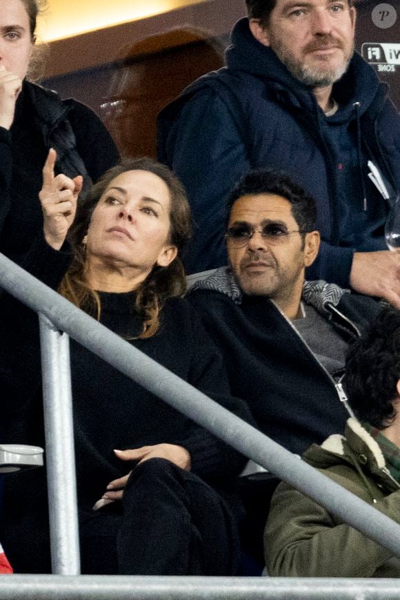 Jamel Debbouze avec sa femme Mélissa Theuriau - Célébrités dans les tribunes du quart de finale de la Ligue des Nations de l'UEFA 2025 "France - Croatie (2-0 / tab 5-4)" au Stade de France à Saint-Denis le 23 mars 2025. © Cyril Moreau/Bestimage