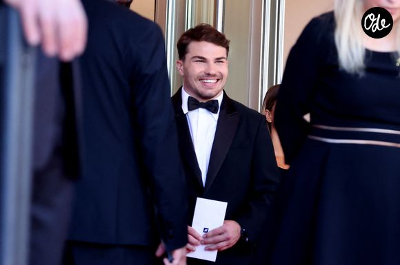 Antoine Dupont et sa compagne Iris Mittenaere se retrouvent sur les marches  du film « Dossier 137 » lors du 78ème Festival International du Film de Cannes

© Jacovides / Moreau / Bestimage