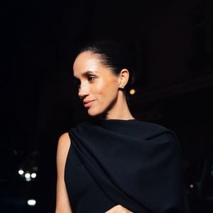 Meghan Markle, duchesse de Sussex, arrive à la soirée privée au restaurant Sugaar lors de la Fashion Week de Paris (PFW), à Paris, France, le 4 octobre 2025. © Tiziano Da Silva/Bestimage
