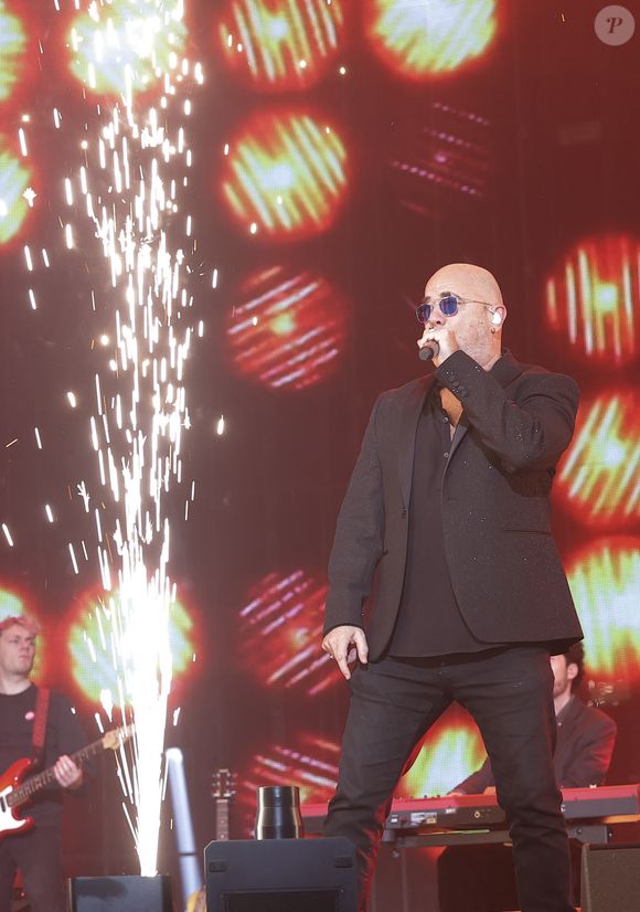 Exclusif - Pascal Obispo lors du concert du gala de Noël de l'association Tout le monde contre le cancer fête ses 20 ans diffusé le 24 décembre sur M6 à l'Adidas Aren Porte de la Chapelle à Paris, France, le 4 décembre 2025. © Coadic Guirec/Bestimage