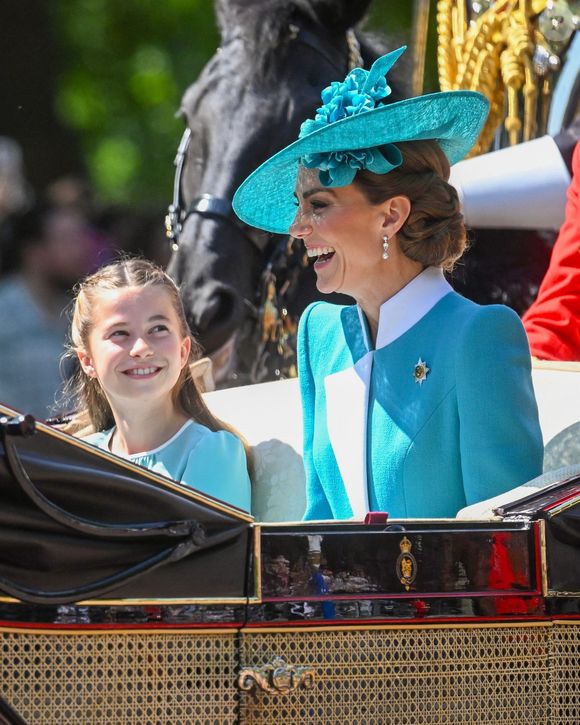 La princesse Charlotte de Galles, Catherine (Kate) Middleton, princesse de Galles, - Les membres de la famille royale britannique arrivent à Buckingham Palace pour la cérémonie Trooping the Colour à Londres, le 14 juin 2025. Affecté par le crash du Boeing 787 Dreamliner à Ahmedabad du 12 juin, le souverain et les officiels porteront un brassard noir en hommage aux plus de 270 victimes. Bon nombre d'elles étaient des ressortissants britanniques.
© Backgrid / Bestimage