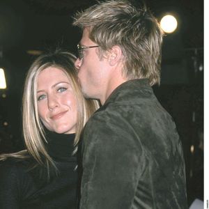 Mais le couple annonce sa séparation en 2005 après sept ans de relation.

Brad Pitt et Jennifer Aniston à la première du film "Spy Game" à Los Angeles 

STARMAX / BESTIMAGE
