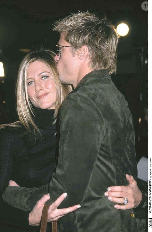 Mais le couple annonce sa séparation en 2005 après sept ans de relation.

Brad Pitt et Jennifer Aniston à la première du film "Spy Game" à Los Angeles 

STARMAX / BESTIMAGE