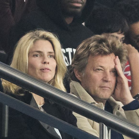 Ils forment une belle famille recomposée : lui est papa de deux grandes filles, elle d'un garçon et ensemble ils ont deux enfants, une fille et un garçon.

Alice Taglioni et son compagnon Laurent Delahousse - Célébrités dans les tribunes de la demi-finale retour de Ligue des champions entre le PSG face au Borussia Dortmund (0-1) au Parc des Princes à Paris le 7 mai 2024. © Cyril Moreau/Bestimage