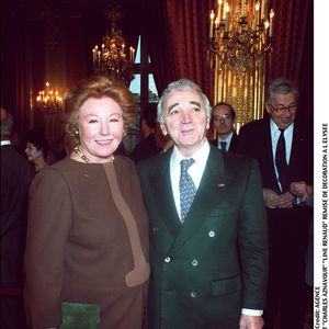 Nadine de Rothschild et Charles Aznavour, remise de décorations à l'Elysée à Paris. Le 6 décembre 2002. © AGENCE / BESTIMAGE