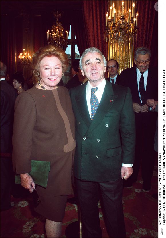 Nadine de Rothschild et Charles Aznavour, remise de décorations à l'Elysée à Paris. Le 6 décembre 2002. © AGENCE / BESTIMAGE